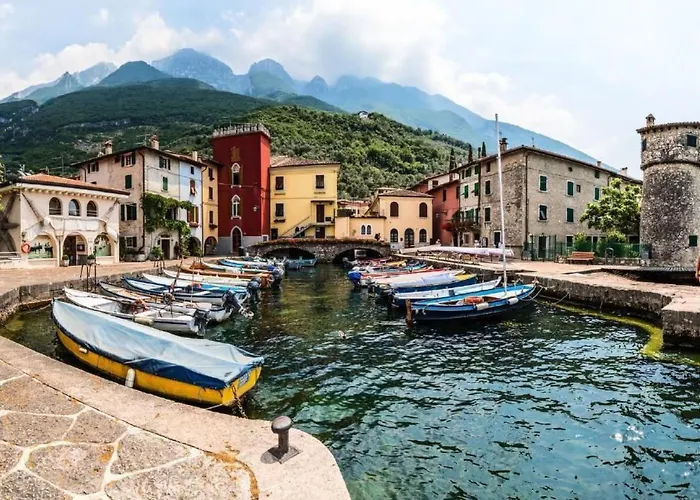Vakantiehuis Traumhafter Rustico Direkt Am Ufer Des Gardasees By Interhome *